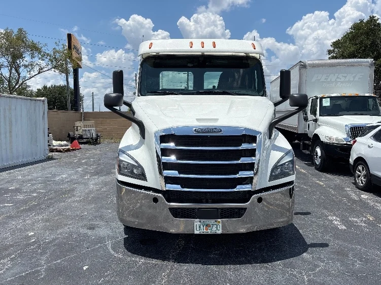 2020 Freightliner Cascadia in Orlando, FL — photo 2