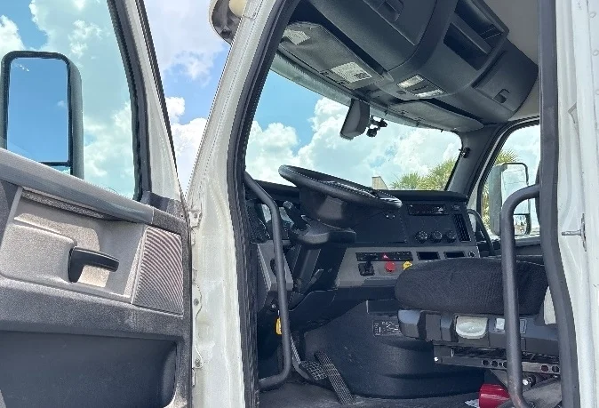 2020 Freightliner Cascadia in Orlando, FL — photo 9