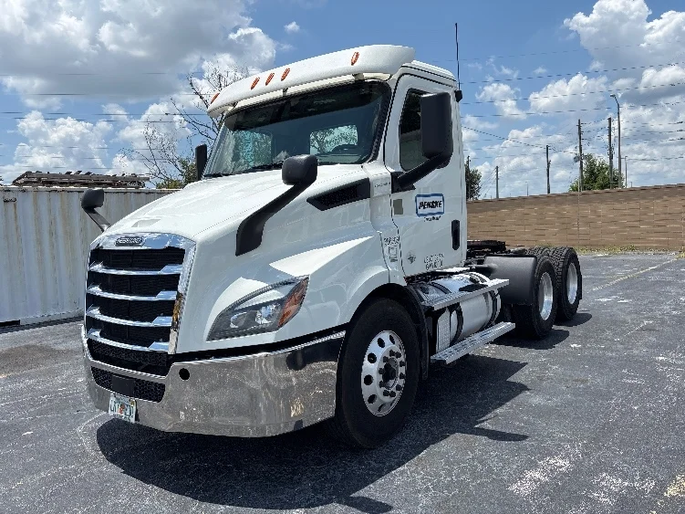 2020 Freightliner Cascadia in Orlando, FL — photo 3