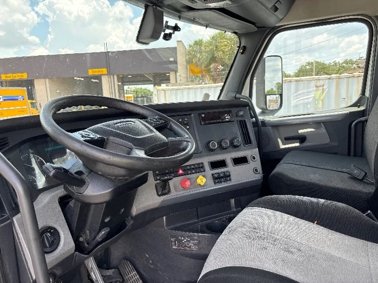 2020 Freightliner Cascadia in Orlando, FL — photo 10