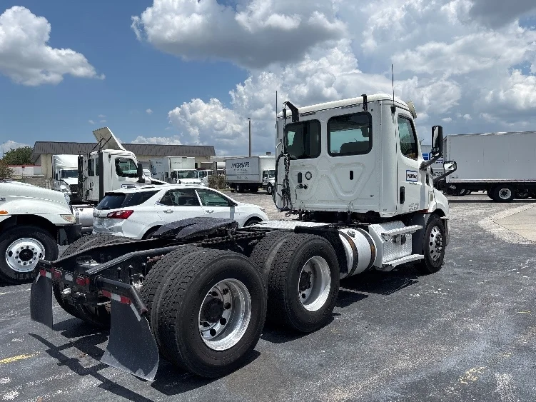 2020 Freightliner Cascadia in Orlando, FL — photo 7