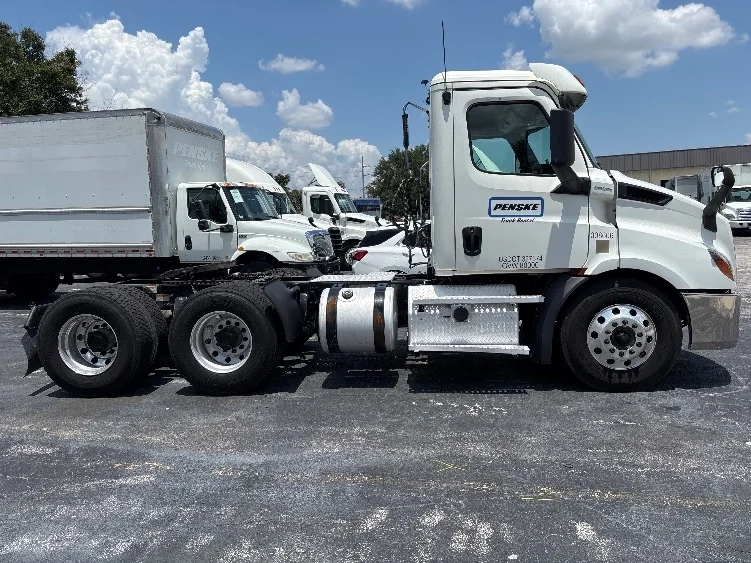 2020 Freightliner Cascadia in Orlando, FL — photo 8