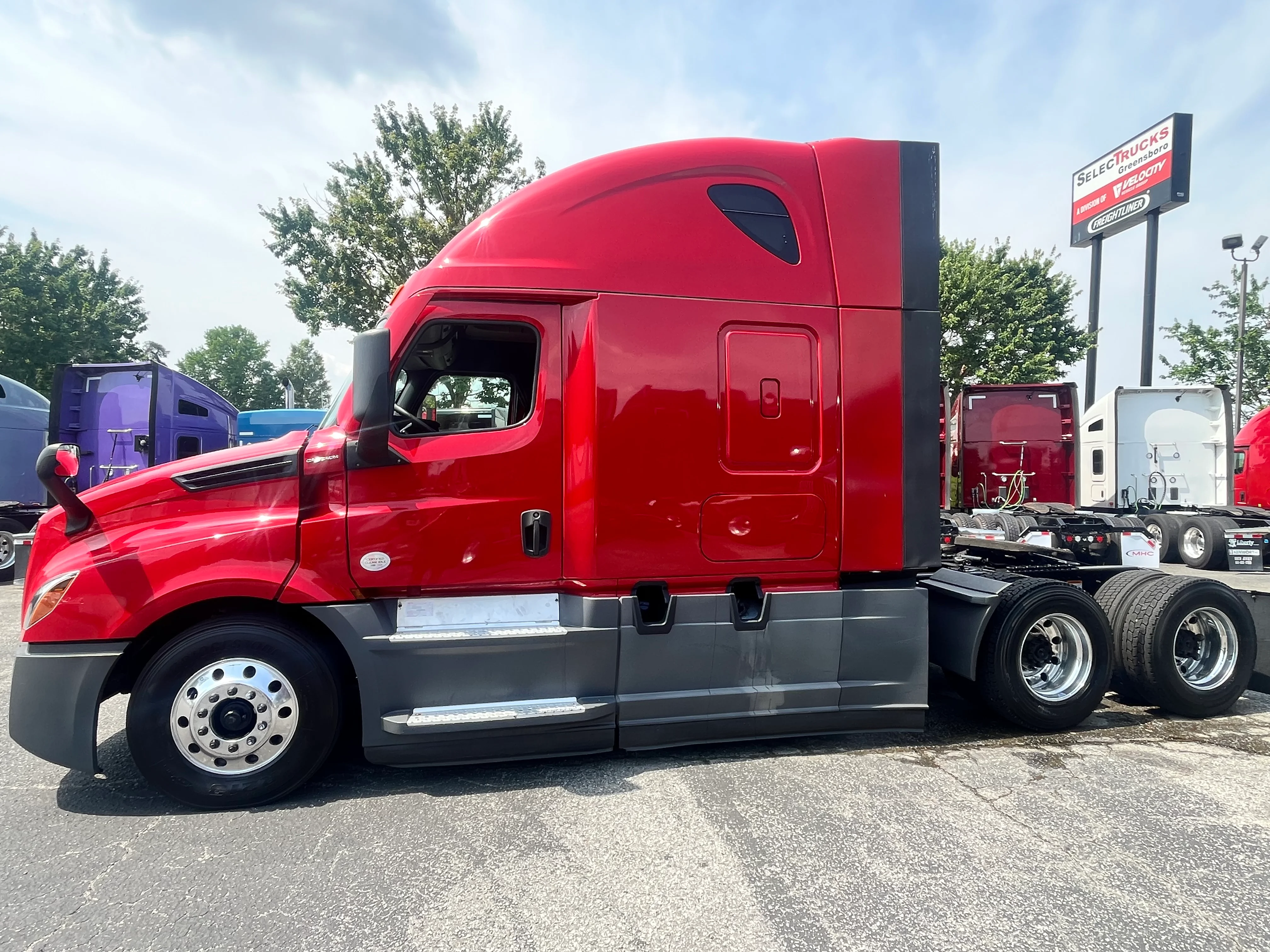 2021 Freightliner Cascadia in Greensboro, NC — photo 2