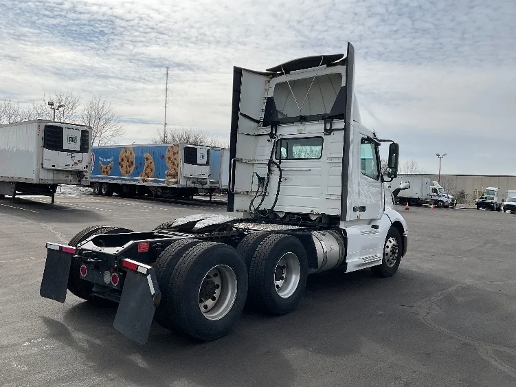 2019 Volvo VNL 300 - image 7