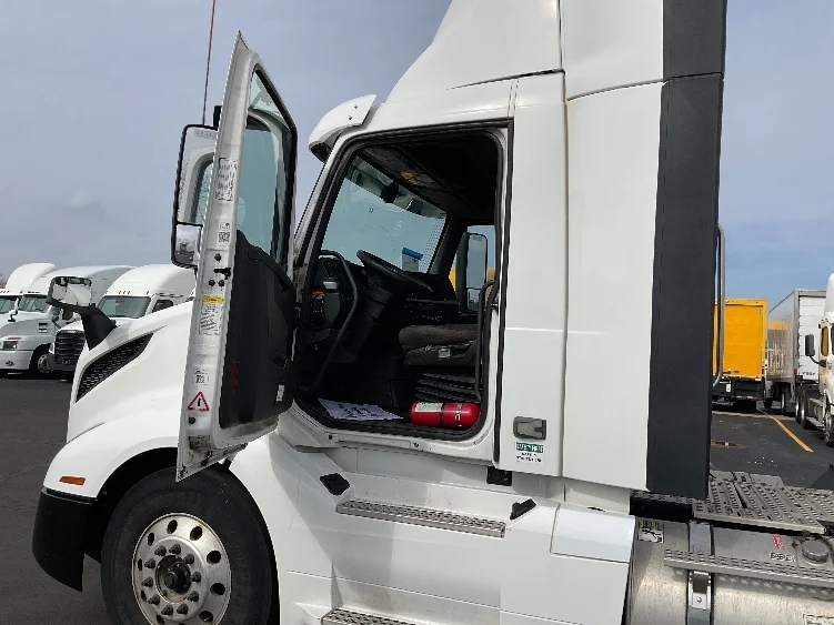 2019 Volvo VNL 300 - image 9