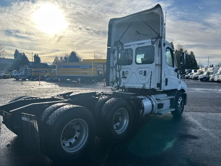 2021 Freightliner Cascadia in Clackamas, OR — photo 7