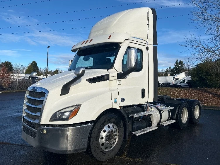 2021 Freightliner Cascadia in Clackamas, OR — photo 3