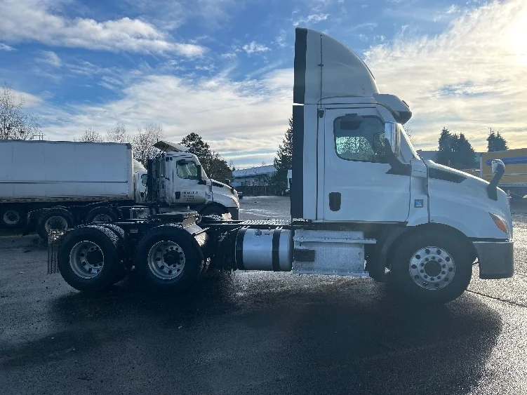 2021 Freightliner Cascadia in Clackamas, OR — photo 8