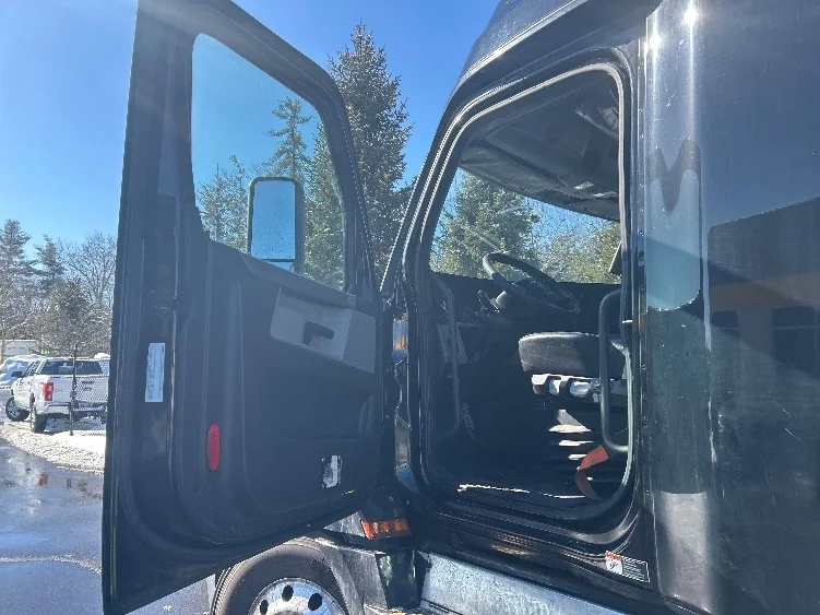 2019 Freightliner Cascadia in Londonderry, NH — photo 9
