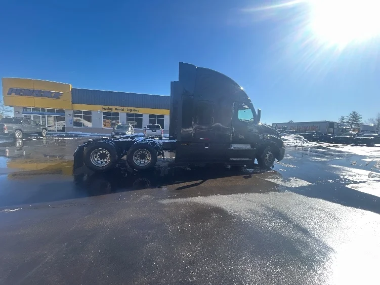 2019 Freightliner Cascadia in Londonderry, NH — photo 8
