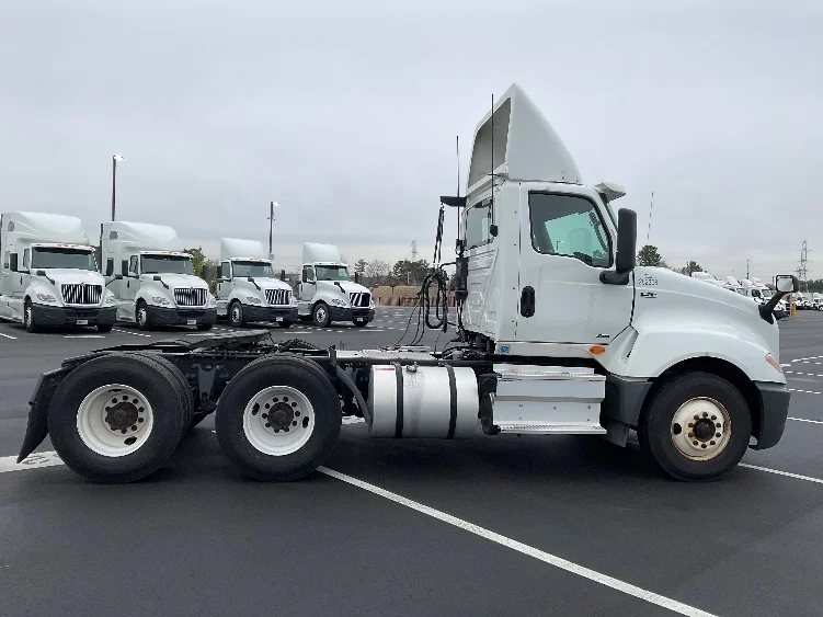 2019 International LT - image 8