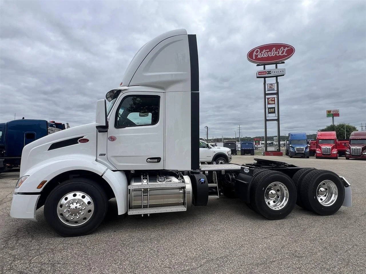 2027 Peterbilt 579 in South St. Paul, MN — photo 2