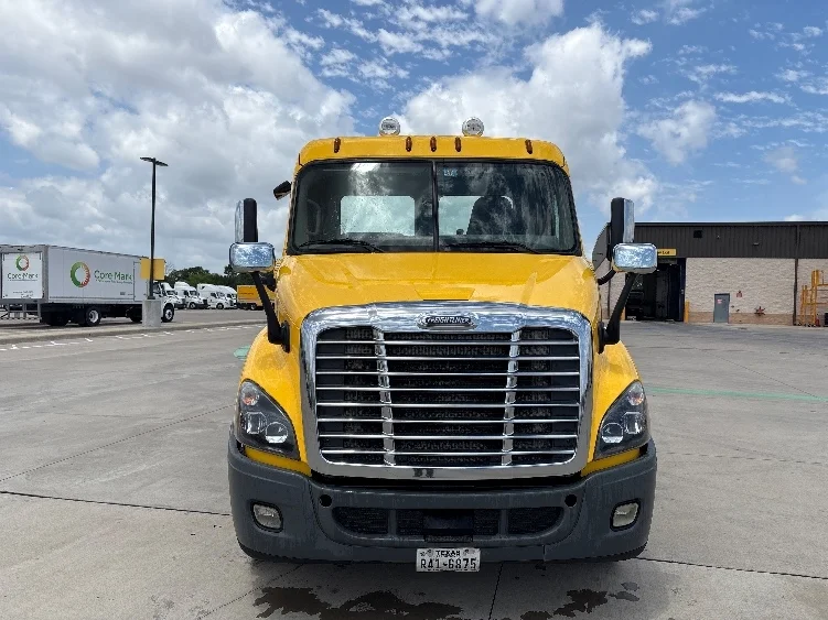 2020 Freightliner Cascadia in Fort Worth, TX — photo 2
