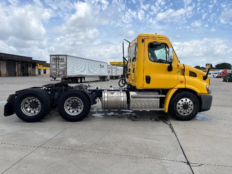 2020 Freightliner Cascadia in Fort Worth, TX — photo 8
