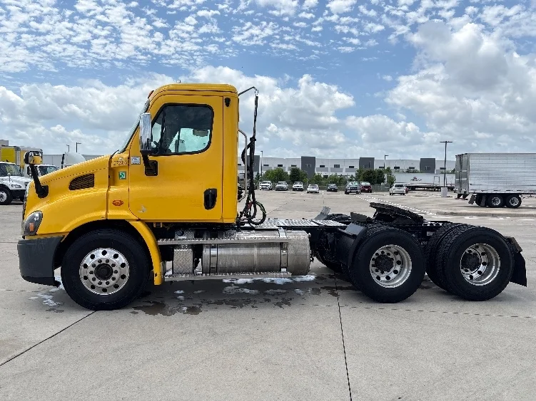 2020 Freightliner Cascadia in Fort Worth, TX — photo 4