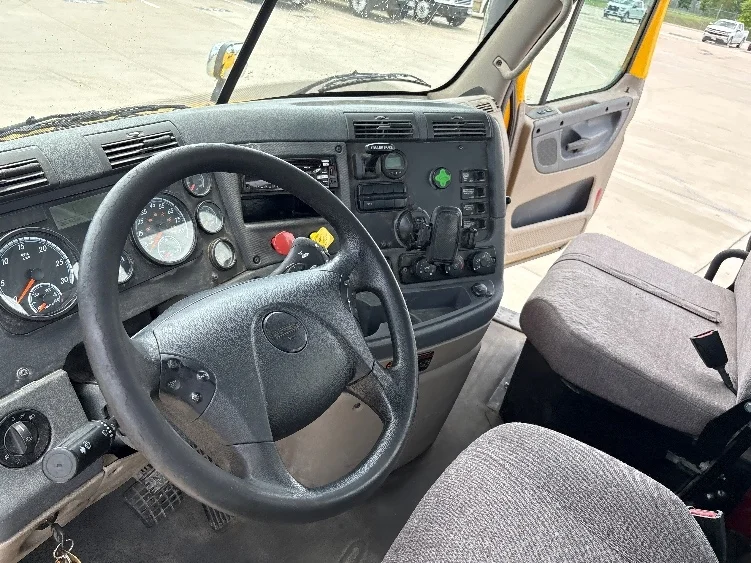 2020 Freightliner Cascadia in Fort Worth, TX — photo 10