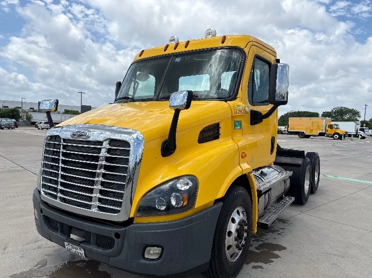 2020 Freightliner Cascadia in Fort Worth, TX — photo 3