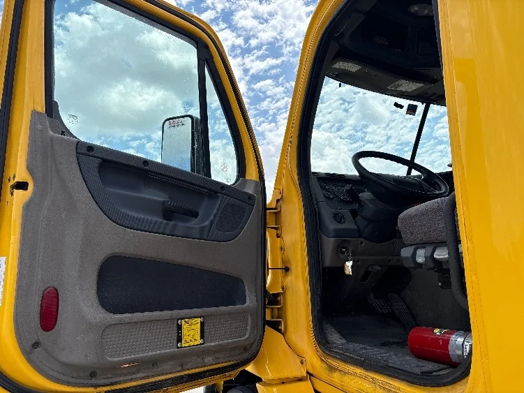 2020 Freightliner Cascadia in Fort Worth, TX — photo 9