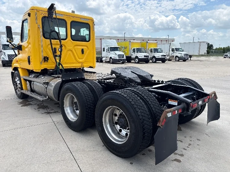 2020 Freightliner Cascadia in Fort Worth, TX — photo 5