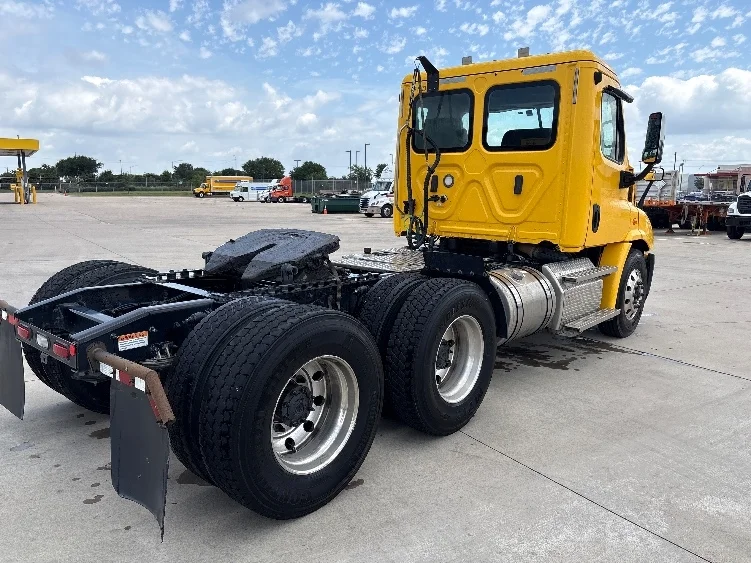 2020 Freightliner Cascadia in Fort Worth, TX — photo 7