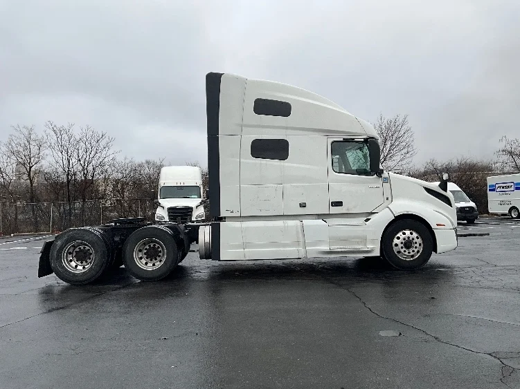 2022 Volvo VNL 760 - image 8