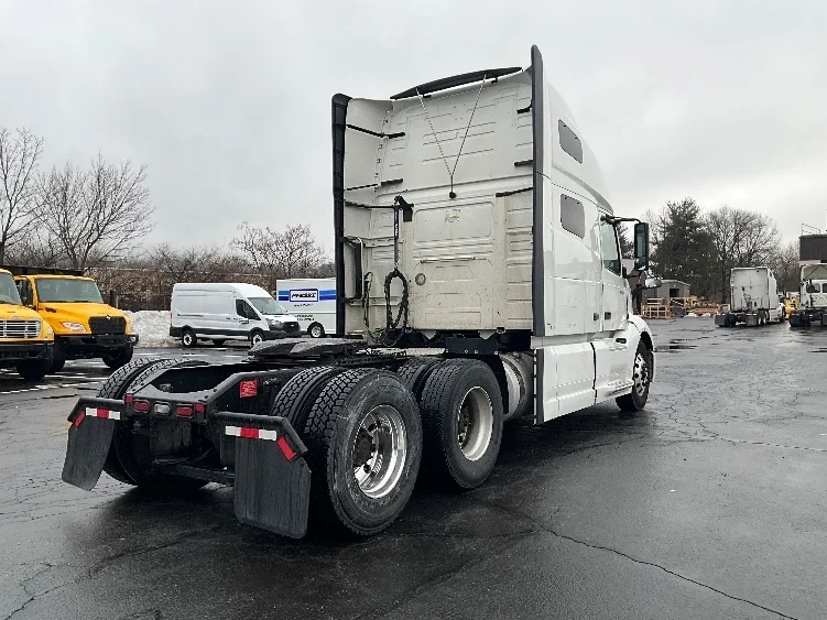 2022 Volvo VNL 760 - image 7