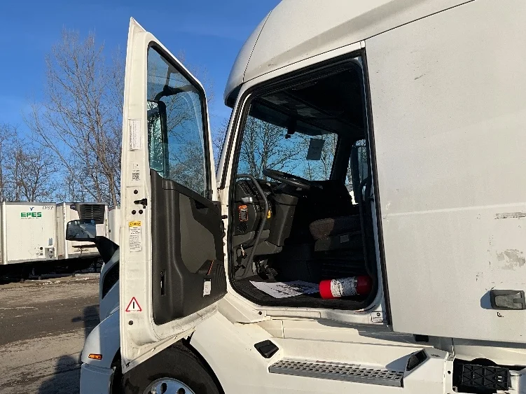 2022 Volvo VNL 760 - image 9