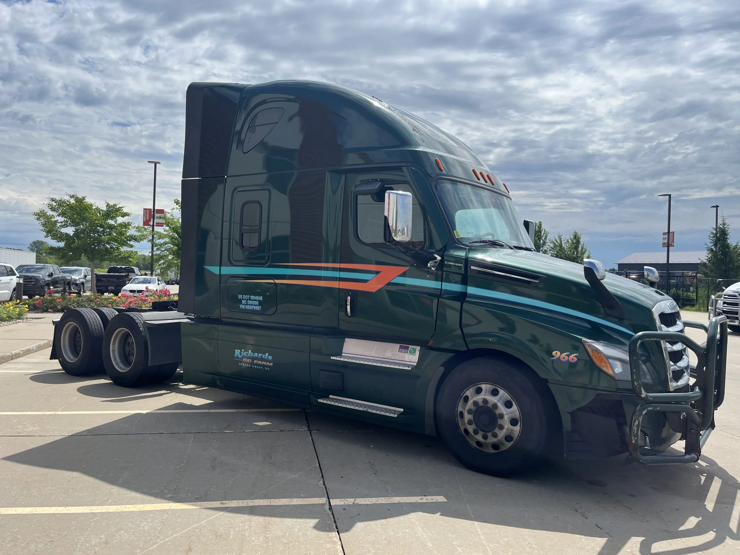 2022 Freightliner Cascadia in Milwaukee, WI — photo 3