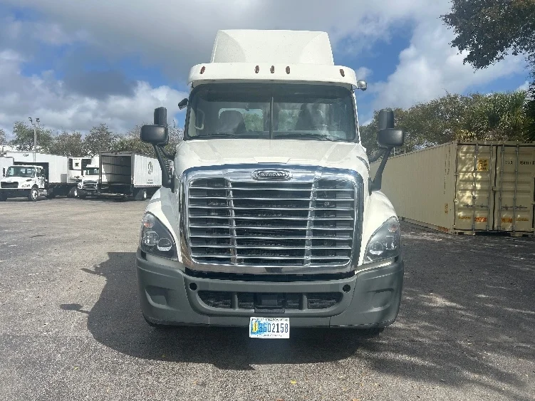 2019 Freightliner in Medley, FL — photo 2