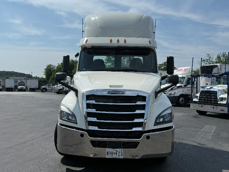2019 Freightliner Cascadia in Jessup, MD — photo 2