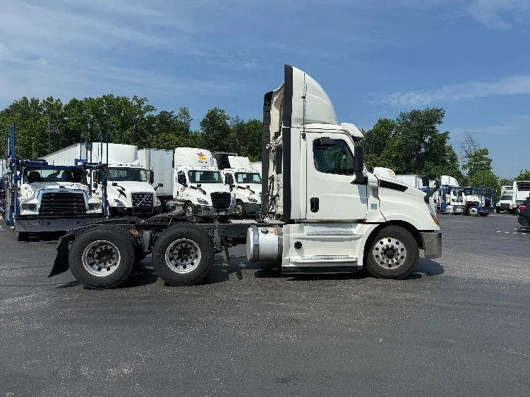 2019 Freightliner Cascadia in Jessup, MD — photo 8