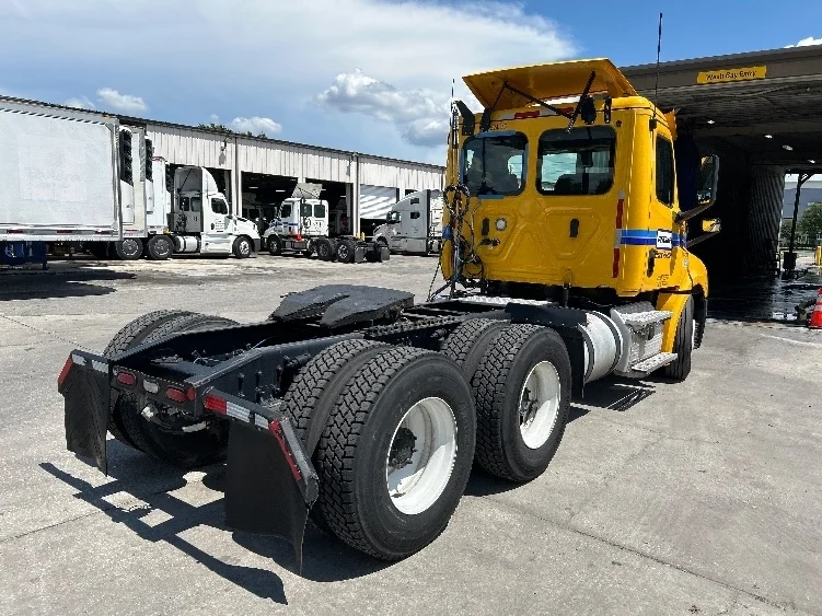 2019 Freightliner Cascadia in Manassas, VA — photo 7