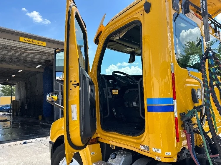 2019 Freightliner Cascadia in Manassas, VA — photo 9