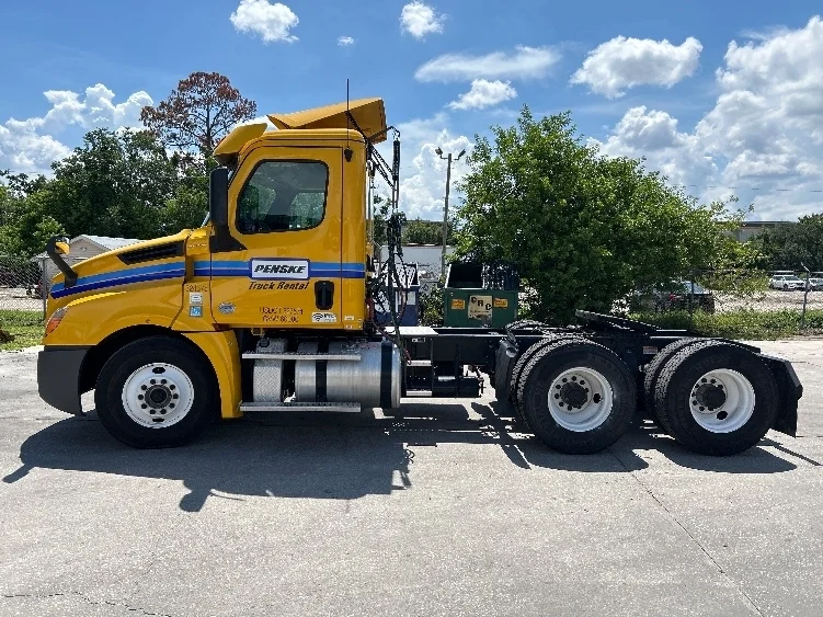 2019 Freightliner Cascadia in Manassas, VA — photo 4