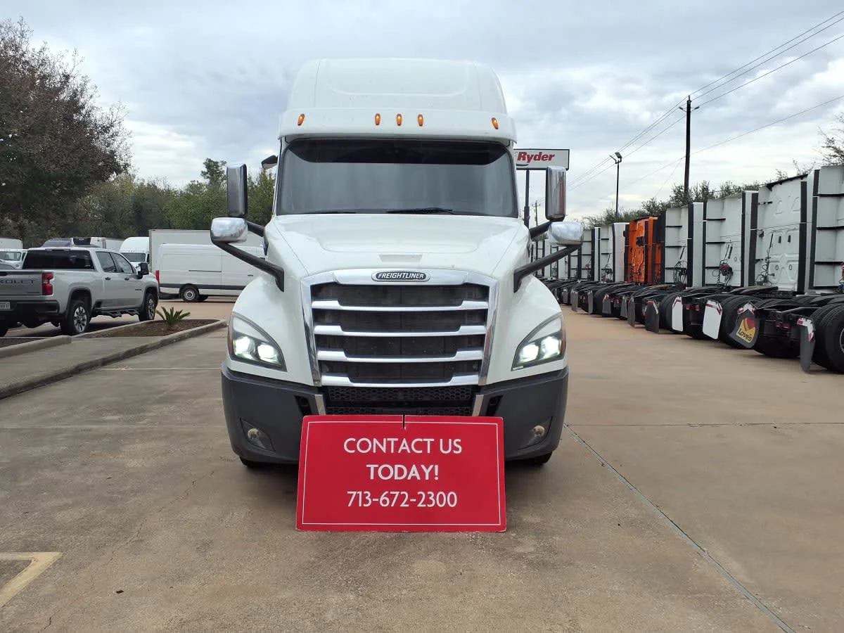 2020 Freightliner Cascadia - image 2