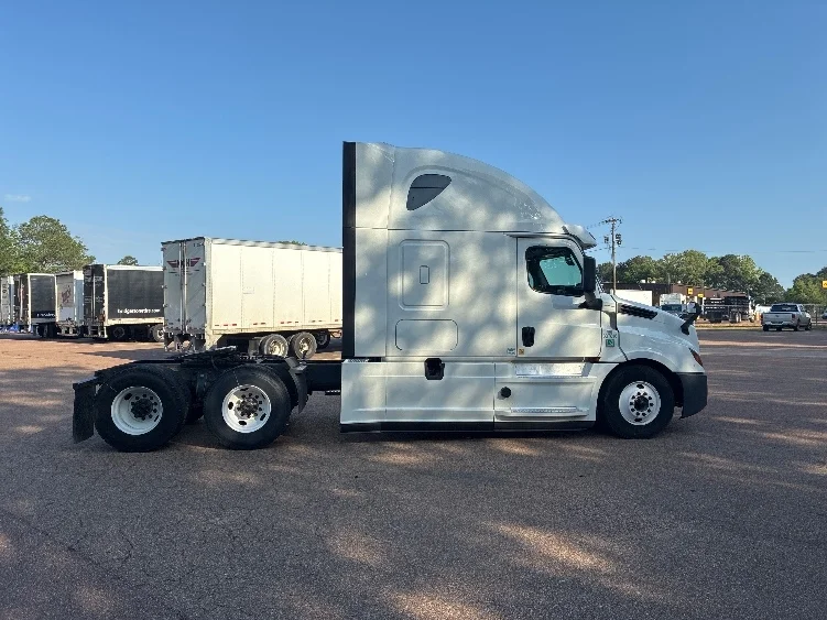 2020 Freightliner Cascadia in Jackson, MS — photo 8