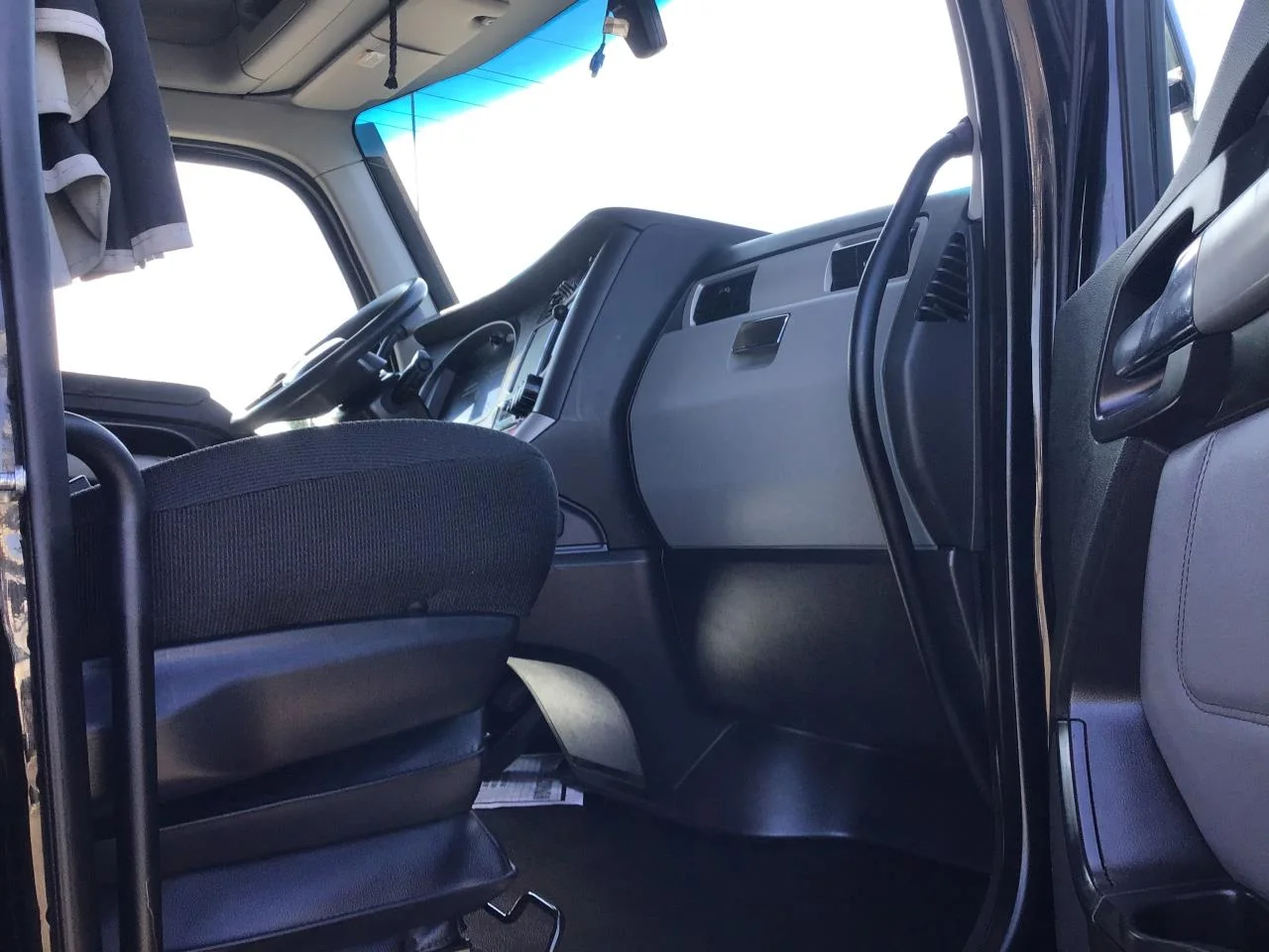 2023 Kenworth T680 in Pacific, WA — photo 4