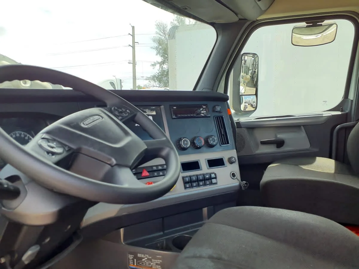 2020 Freightliner Cascadia in Miami, FL — photo 7