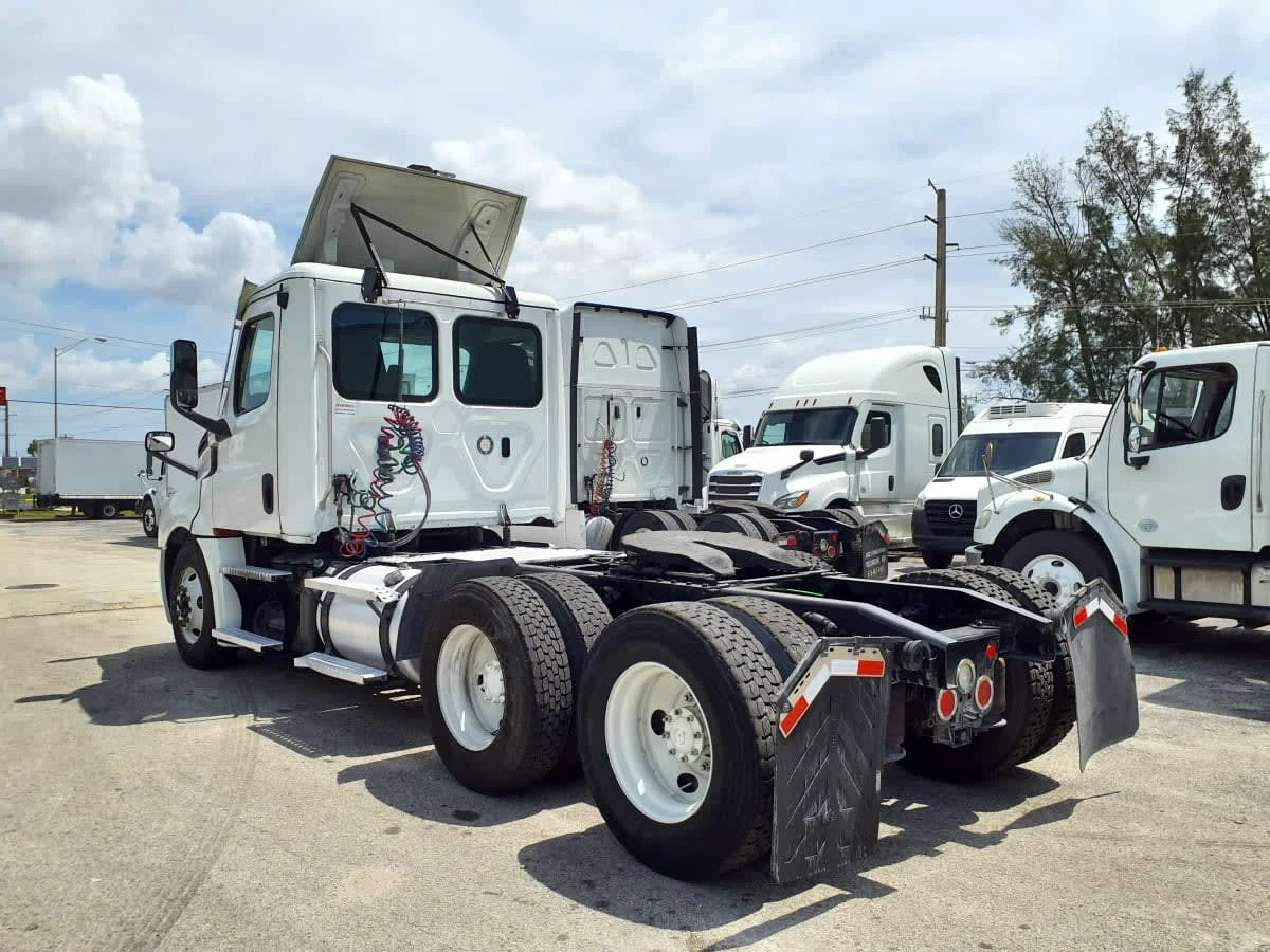 2020 Freightliner Cascadia in Miami, FL — photo 6