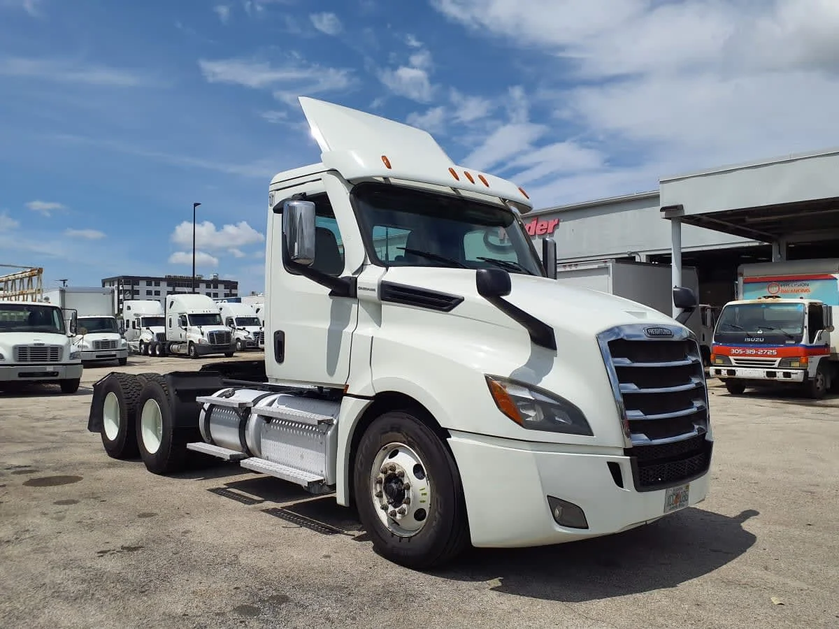 2020 Freightliner Cascadia in Miami, FL — photo 3