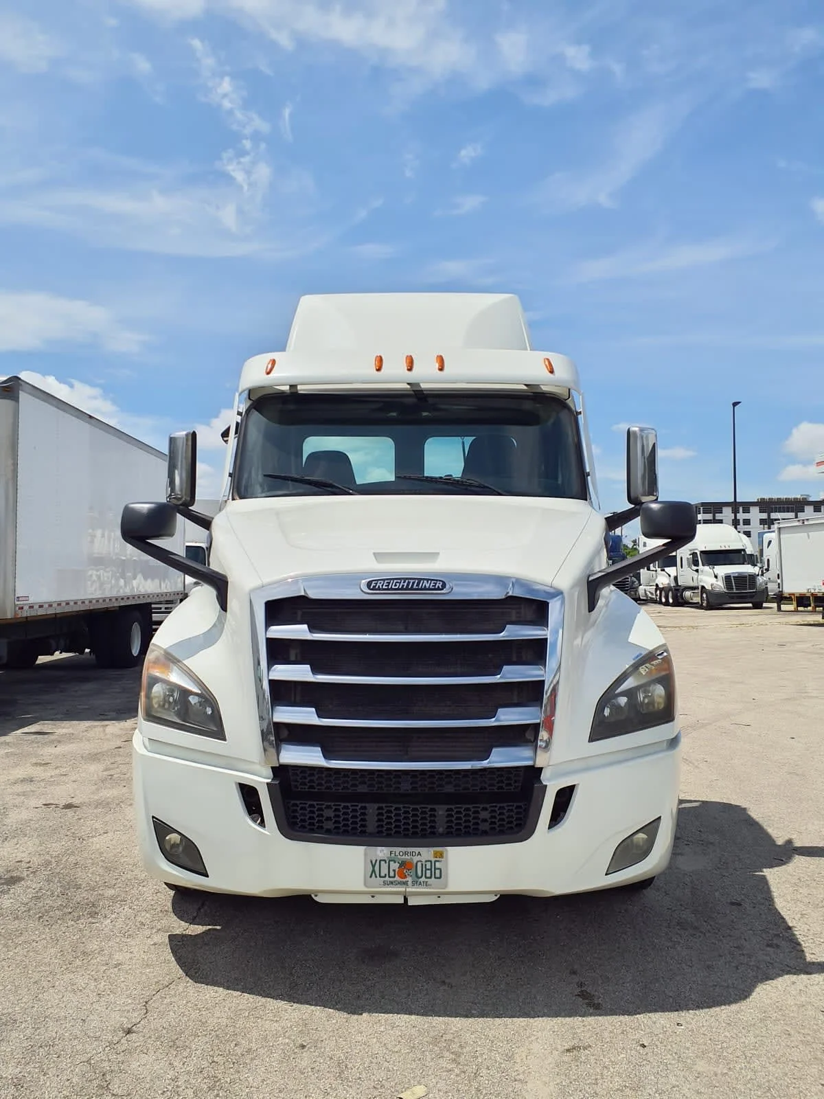 2020 Freightliner Cascadia in Miami, FL — photo 2