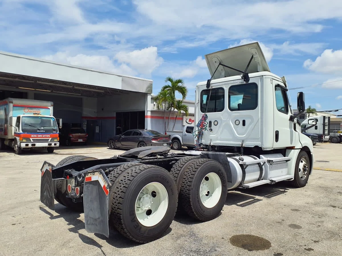 2020 Freightliner Cascadia in Miami, FL — photo 4
