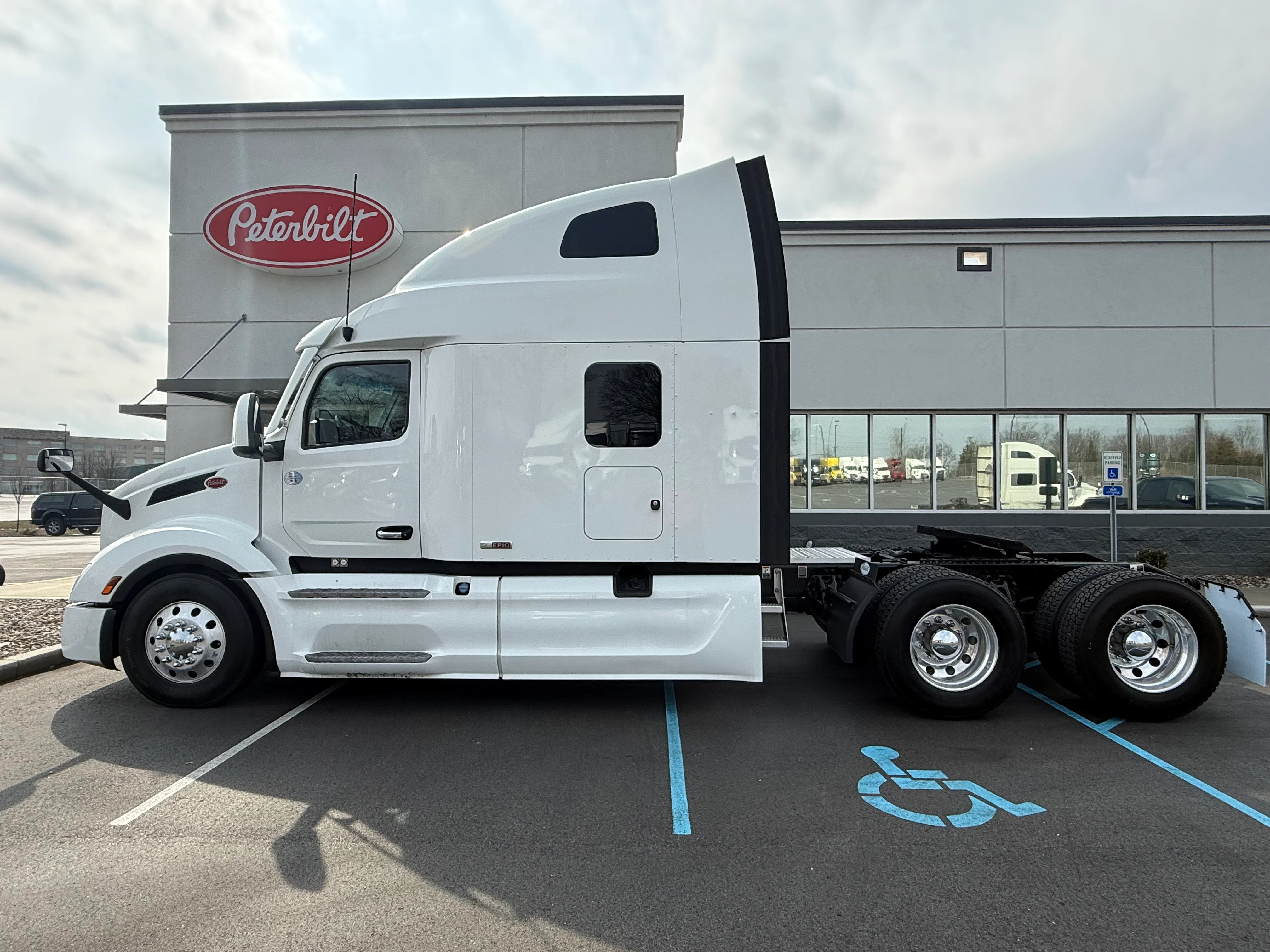 2024 Peterbilt 579 - image 2