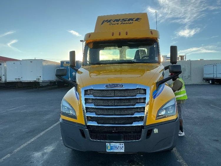 2020 Freightliner Cascadia in Las Vegas, NV — photo 2