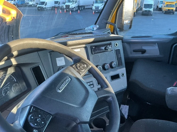 2020 Freightliner Cascadia in Las Vegas, NV — photo 10