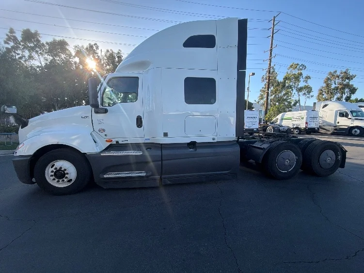 2023 International LT - image 4