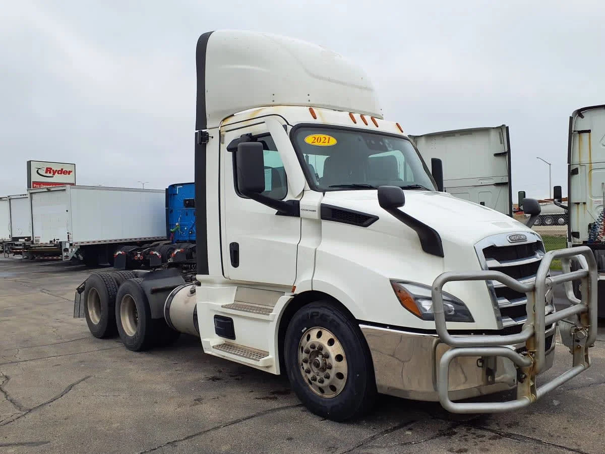 2021 Freightliner Cascadia in Bolingbrook, IL — photo 3