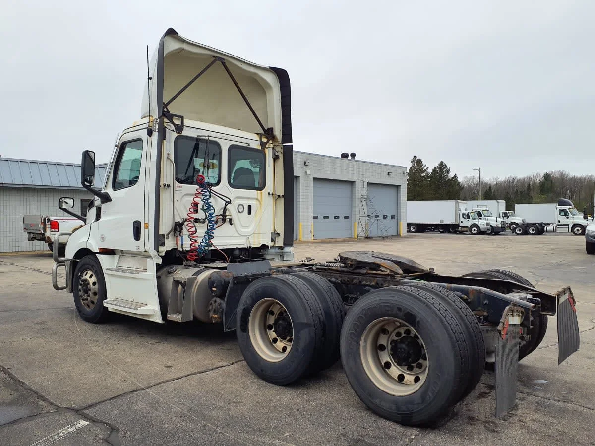 2021 Freightliner Cascadia in Bolingbrook, IL — photo 6