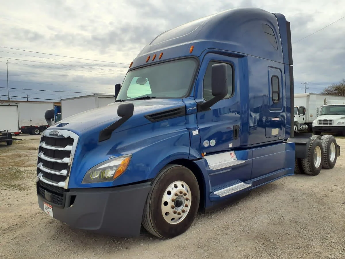 2020 Freightliner Cascadia - image 3