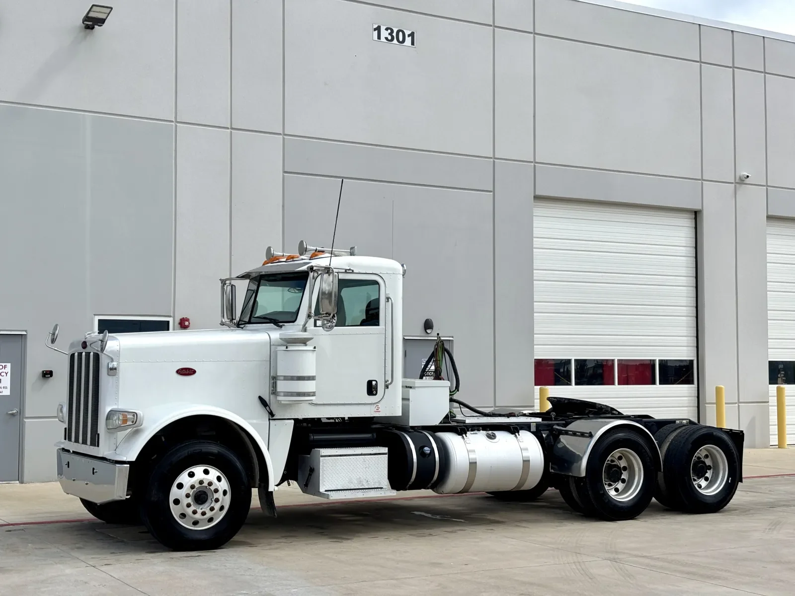 2018 Peterbilt 389 - image 2